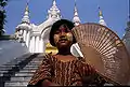 Fillette birmane, à Mandalay, Birmanie (2000)