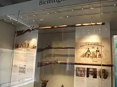 Fusils de traite (Birmingham Museum and Art Gallery). Dans la 2ème moitié du XVIIIe siècle, les Européens vendaient environ 300 000 fusils par an en Afrique, contribuant à maintenir un état de guerre endémique dont les prisonniers alimentaient le marché aux esclaves.