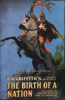 Affiche d'un film avec une cavalier habillé d'une robe blanche et coiffé d'un bonnet pointu.