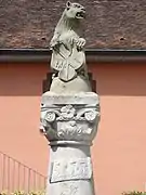 Fontaine du Lion (1550),rue Principale.