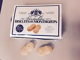 Biscuits de Montbozon devant leur boîte.