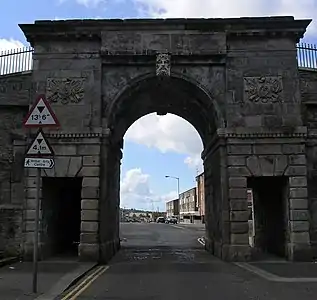 Bishops Street Gate, érigée par Henry A. Baker (1789).