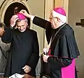 Mgr Miragoli, à peine élu évêque de Mondovì le 29 septembre 2017, reçoit la calotte de Mgr Malvestiti à l'évêché de Lodi