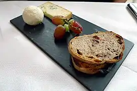 bleu et fromage de chèvre crémeux présenté comme un petit boule de sorbet