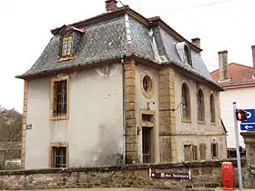 Synagogue de Bitche aménagée dans une maison de 1850Bitche, Le judaïsme au pays de Bitche : naissance, développement puis déclin de la communauté, texte et photographies : Olivier Jarry,Maison synagogue