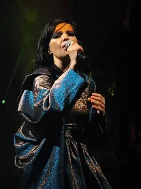 Björk, interprétant une chanson sur scène.