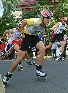 Un athlète sur des rollerskis