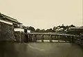 L'ancien pont avant qu'il ne soit remplacé par un pont de style européen à l'époque Meiji, avec la Fushimi-yagura à l'arrière.