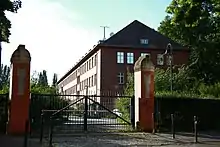 Photographie en couleurs d'un bâtiment en briques.