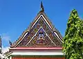 Emblème royal de Rama IV sur le pignon de l'ubosoth