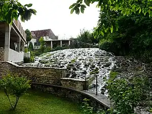 Cascade du Blâme sur du travertin, le long d'un ancien moulin à la Forge d'Ans.