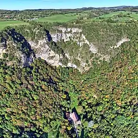 L'ancienne abbaye sous la cascade de Gouaille.