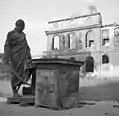 Monument à Gebhard Leberecht von Blücher sur la Bebelplatz. À l'arrière plan, des ruines de la Seconde Guerre mondiale. Photo de 1961.