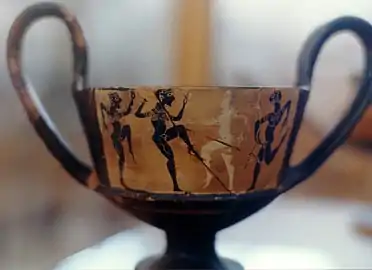 Canthare à figures noires avec une scène de danse d'hommes et de femmes.