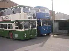 Un Wulfurnian Guy et un trolleybus badgé Karrier