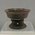 Coupe de type dou à pied ajouré. Terre cuite noire lustrée et lissée, entièrement ou partiellement tournée. Songze semblable à Qujialing final, v. 2700. Musée de Shanghai