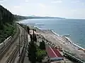 Plage: au fond, la ville de Sotchi.