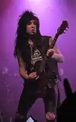 Jake Pitts avec un modèle Mockingbird