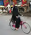 Cycliste en niqab à Kurnool en Inde (2013)