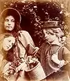 Rassemblement de Blackberry avec Elizabeth Keown, Kate Keown et Freddy Gould. Photographie de Julia Margaret Cameron, entre 1868 et 1870.