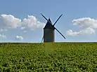 Moulin à vent dans la campagne.