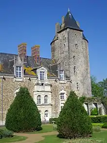 Vue d'une tour et d'une partie de la façade d'un château.