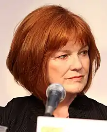 Blair Brown interprète Nina Sharp.