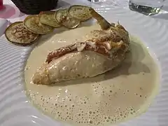 Poulet de Bresse à la crème, et crêpe vonnassienne, selon la Mère Blanc.