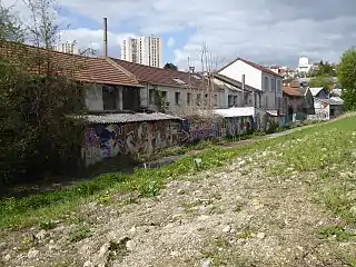 Anciennes blanchisseries le long de la Bièvre enterrée à Cachan.