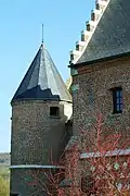 Le manoir de Fontaine présente plusieurs motifs décoratifs en briques vitrifiées.