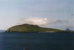 La grande île Blasket. Derrière, on peut voir (à gauche) l'île d'Inis Mhic Aoibhleáin et (à droite) l'île d'An Tiaracht.