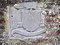 Blason en pierre représentant les armes de la Maison de Montmorency et sa devise Aplanos.