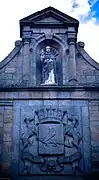 La statue de Saint Vincent Ferrier et le blason de la ville surmontant la porte Saint-Vincent.