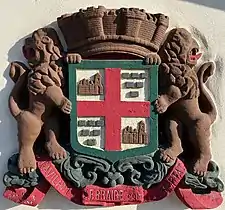 Blason visible sur le fronton de l'hôtel de ville.