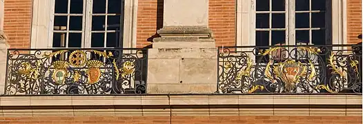 Blasons des capitouls sur les balcons du Capitole.