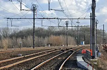 La jonction "Y Blauwe Toren", où la ligne 51A venant de Zeebrugge (à l'arrière-plan à gauche) rejoint la ligne 51 de Blankenberge à Bruges (les deux voies à l'avant-plan).