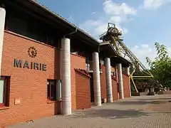 Mairie et chevalement de puits de mine de Blaye-les-Mines en 2006.