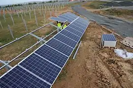 Pose des premiers panneaux photovoltaïques de la zone verse nord de Blaye.