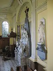 Vue en couleur d'un monument funéraire dans une chapelle.