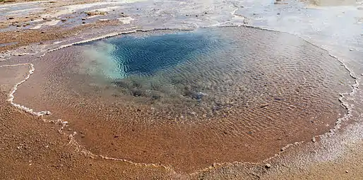 Le bassin de Blesi, à côté du Geysir.