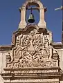 Détail d'une des sculptures surplombant le parvis de la chapelle du Saint-Sacrement.