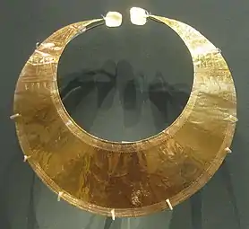 lunule en or, un type d'ornement produit dans les îles britanniques à l'âge du bronze, en particulier en Irlande. Cet exemple, probablement réalisé entre 2 400 et 2 000 avant J.C., a été trouvé à Blessington, dans l'est de l'Irlande. British Museum