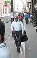 Personne aveugle marchant avec une canne longue
