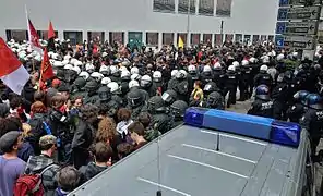 Manifestants face aux policiers lors des protestations du mouvement, le 1er juin 2013.