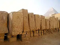 Blocs de couverture de la fosse à barque.