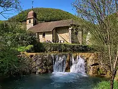 L'église St Gilles et l'écluse sur la Seille.