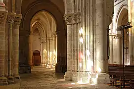 Colonnes gothiques en ombres et lumières surplombées d'ogives