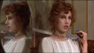 Stefania Casini en haut dans Suspiria (1977) et en bas dans Du sang pour Dracula (1974).