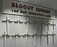 Bannière en hommage aux victimes du Bloody Sunday