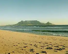 Le Cap vue de la plage de Bloubergstrand